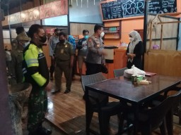 Yakinkan PPKM Berjalan, Babinsa Koramil Tulangan Patroli Yustisi Malam
