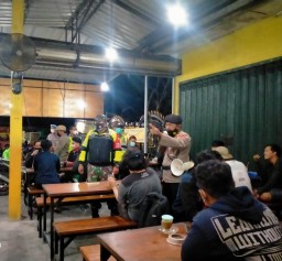 BABINSA KORAMIL 0816/14 TAMAN HIMBAU WARGA AGAR MEMATUHI PROKES