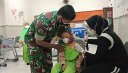Babinsa Ramil 09/Krian dampingi vaksin di SDI Darul Hikmah Mojosantren