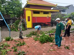 TNI-Polri dan warga kerja bakti pasca angin kencang di wilayah Krian