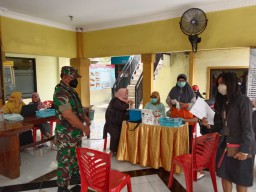 Sukseskan Vaksin Booster,Babinsa Koramil 14/Taman Lakukan Pendampingan