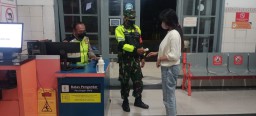 Babinsa Ramil 16/Waru aktif himbau prokes di stasiun kereta api waru