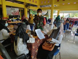 Serbuan Vaksinasi, Babinsa Koramil 05 Tulangan Lakukan Pendampingan