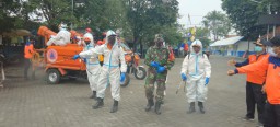 BPBD dan TNI semprot desinfektan dan bagi masker di Pasar Tradisional