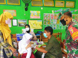 ﻿Beri rasa aman, Koramil 0816/17 Gedangan dampingi pelaksanaan vaksin