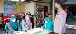 Babinsa Koramil 0816/06 Tanggulangin Dampingi Pelaksanaan Vaksinasi