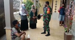 Babinsa Kalidawir Dampingi Petugas Medis Tracing Warga Kontak Erat