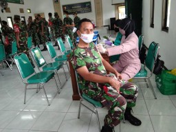 Loyalitas Tanpa Batas, Anggota Babinsa Tulangan ikuti Vaksin Covid-19