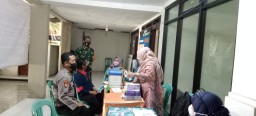 Anggota Babinsa Ramil 0816/06 Tanggulangin Dampingi Pelaksanaan Vaksin