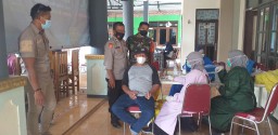 Sukseskan Vaksin, Babinsa Ramil 0816/05 Tulangan Lakukan Pendampingan