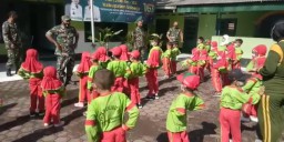 Awali giat pagi, Babinsa 05/Tulangan dampingi anak TK untuk senam pagi