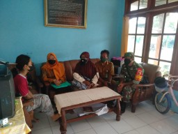 Bantu putus penularan Covid-19, Babinsa Kebaron tingkatkan tracing