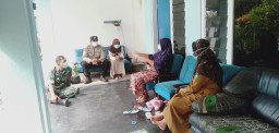 Babinsa Koramil Tulangan Bersama Bidan Desa Laksanakan Tracing