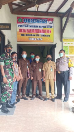 Babinsa Ramil Buduran Monitor Pendaftaran Calon Kades Banjarkemantren