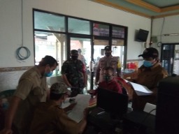 Babinsa Desa Tanjek Wagir Pantau Pendaftaran Bakal Calon Pilkades