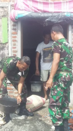 Babinsa Tulangan Bantu Perbaiki Rumah Warga Terkena Terjangan Angin