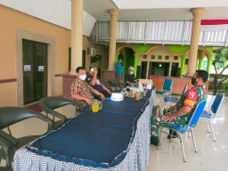 Babinsa Monitoring Pendaftaran Calon Kades Di Desa Kepuh Kemiri