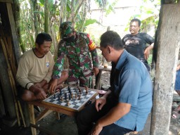 Jaga Hubungan Baik, Babinsa Tulangan Melaksanakan Komsos dengan Warga