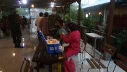 Puluhan Karyawan Pabrik Ikuti Serbuan Vaksinasi di Koramil 05 Tulangan