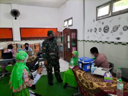 Babinsa Koramil 0816/09 Krian Pantau Vaksinasi Anak di SD DARUL HIKMAH