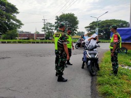 Petugas Gabungan Gelar Operasi Yustisi Penegakan Prokes Di Jabon