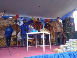 Babinsa Koramil 0816/14 Taman dampingi giat bansos oleh IBPJ