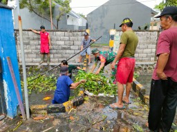 Babinsa Dan Warga Ds Rangkah Lakukan Kerja Bakti Bersihkan Lingkungan