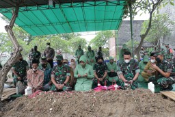 Pangdam V/Brawijaya Takjiah Kerumah Keluarga Korban Penembakan KKB
