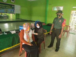 Anggota Ramil 0816/07 Krembung lakukan Serbuan Vaksin di Pasar Krian