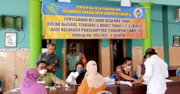 Babinsa Dampingi Penyaluran BLT-DD Pada Warga Desa Penatarsewu