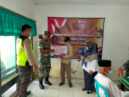 Penyaluran BTPKLWN-TNI Koramil 0816/08 Jabon Tetap Terap prokes