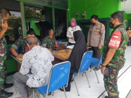 Koramil 0816/07 Krembung melaksanakan giat pembagian BTLKWN-TNI