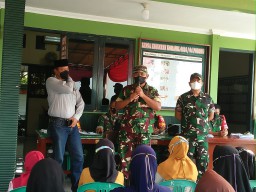 Koramil 0816/04 Porong menyalurkan bantuan BTPKLWN TNI ke masyarakat
