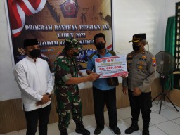 DANRAMIL 0816/16 WARU SERAHKAN BANTUAN BTPKLWN-TNI KE WARGA