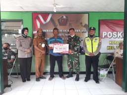 Koramil 06/Tanggulangin Salurkan BTPKLWN-TNI pada warga Tanggulangin