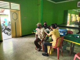 Koramil 0816/07 Krembung Laksanakan Serbuan Vaksin di Pasar Krembung