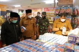 Kasdim 0816/Sda dampingi Wabup Sidoarjo Sidak Mamin di Supermarket