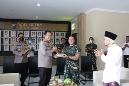 Dalam nuansa lebaran Idul Fitri 1443 Hijriah, keluarga besar Kodim 0816 Sidoarjo mengadakan Halal Bi Halal Silaturahmi Syawal ke Polresta Sidoarjo