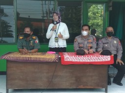 Koramil 0816/07 Krembung melaksanakan kegiatan Pembagian BT- Pangan Minyak Goreng TA. 2022
