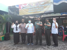 KEHORMATAN BAGI KORAMIL 0816/14 TAMAN PENYERAHAN BANTUAN BTP-PANGAN DIBUKA KASDIM 0816/SIDOARJO