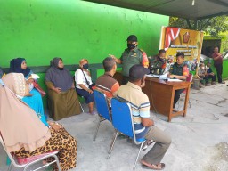 Hari ke ll Ramil 0816/07 Krembung Laksanakan Pembagian BT - Pangan Minyak Goreng