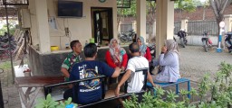 Dengan Silaturahmi, Babinsa Sidoarjo Kota melaksanakan komsos dengan warga