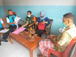 Babinsa 0816/03 Buduran Sertu Sutrisno melaksanakan pendampingan penjemputan ODGJ di RSJ Menur Surabaya