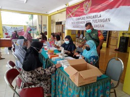 Bentuk Kepedulian Kesehatan Lansia, Babinsa & Bhabinkamtibmas Dampingi Pelaksanaan Kegiatan Posyandu Lansia Dibalai Desa Kebaron