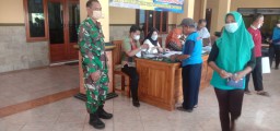 Serka Sentot Babinsa Koramil 05/Tulangan mendampingi pembagian BLT DD Desa Singopadu