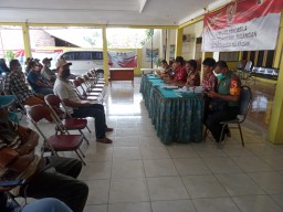 Babinsa Koramil 0816/05 Tulangan Bersama Bhabinkamtibmas Dampingi Pembagian Sertifikat PTSL Kepada Warga Kebaron
