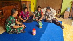 Serma Khudori Dampingi Danramil Sambang Rumah Bakal Calon Kepala Desa Grabagan