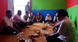 Bersama Forkopimka Babinsa 0816/06 Tanggulangin Silaturahmi Ke Kediaman Bakal Calon Kades Penatarsewu