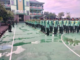 Babinsa Koramil 07/Krembung tanamkan wasbang dan latih PBB di SMK Islam Krembung