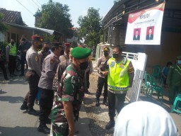 Danramil 0816/05 Tulangan Dan Kapolsek Tulangan Terima Kunjungan Kapolres Sidoarjo, Dalam Pelaksanaan Pilkades Di Desa Grinting Kecamatan Tulangan